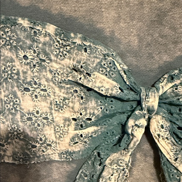 Green Sweatshirt with Bow Design - Picture 3 of 3